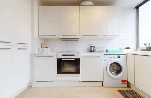 South Acton Apartment | London Chic Apartment Retreat