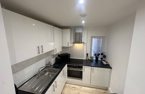 Luton Apartment | London Luton 1 Bedroom Apartment Sleeps 4 - Airport 7 Mins - Train Station 1 Min