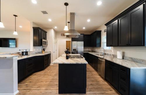 Canyon Lake House | Lone Star Getaway I Rec Barn I Fire Pit Nights I Movie Night Projector
