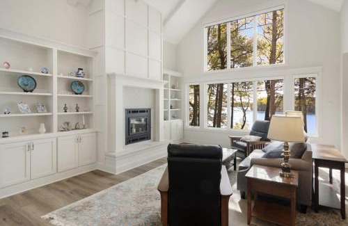 Traverse City House | Long Lake Fox Den - Dog Friendly