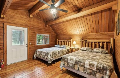 Grantsdale House | Lost Horse Resort Double Queen Cabin 15