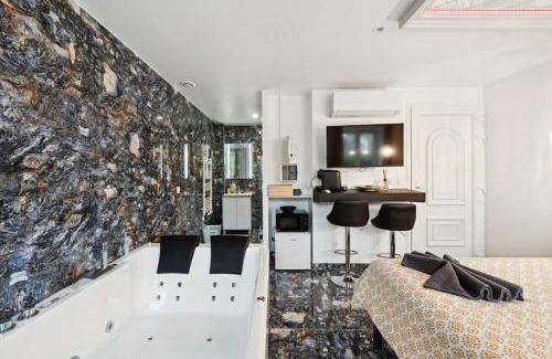 Corbeil-Essonnes Apartment | Love Room - La Création d'Adam avec Jacuzzi