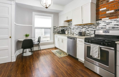 Buffalo Apartment | Lovely 2 Bdrm Apartment on Bidwell Pkwy off Elmwood - 2nd Floor