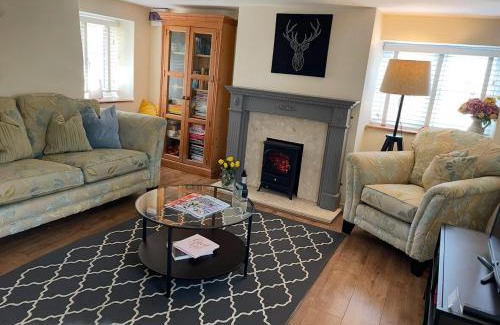 Twywell House | Lovely 2 Bed Victorian Cottage, Denford NN14