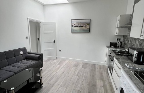 Brondesbury Apartment | Lovely 2 Bedroom Apartment with Roof Terrace