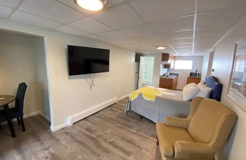Hampton Apartment | lovely 2-bedroom apartment with pool 3