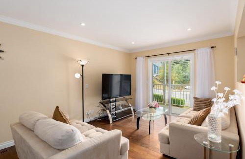 Port Moody House | LOVELY 3 bedroom PORT MOODY spacious home 6 people free parking