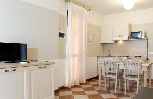 Castelnuovo del Garda Apartment | Lovely apartment for 4 people with pool, A/C, WIFI, hot tub, TV, terrace and pets allowed