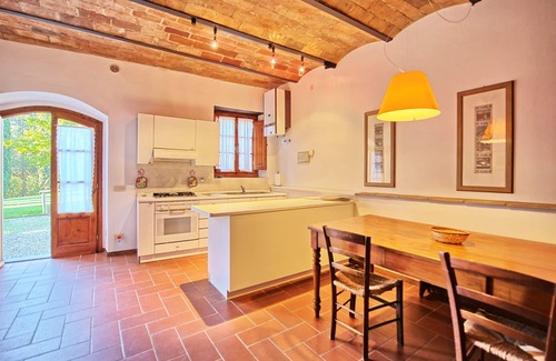San Casciano in Val di Pesa Apartment | Lovely apartment for 4 guests with WIFI, pool, A/C, TV and pets allowed, close to Greve In Chianti