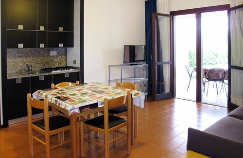 Crociale Apartment | Lovely apartment for 4 guests with WIFI, pool, A/C, TV, terrace and pets allowed
