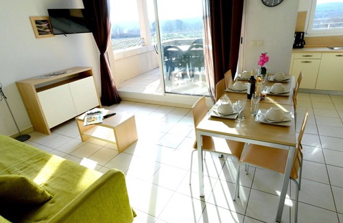 Azille Apartment | Lovely apartment for 5 people with WIFI, pool, TV, terrace and pets allowed