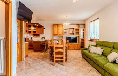 Trezzone Apartment | Lovely apartment for 6 guests with WIFI, A/C, TV, terrace, pets allowed and panoramic view