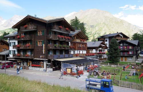 Saas-Fee Apartment | Lovely apartment for 10 guests with WIFI, TV, balcony and pets allowed