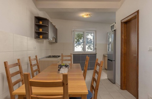 Njivice Apartment | Lovely apartment in Njivice with WiFi