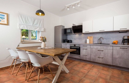 Martina House | Lovely apartment in villa for 6 people with WIFI, pool, A/C, TV, terrace and pets allowed