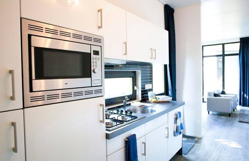 Noordoostelijk van Schaarsbergen House | Lovely apartment in villa for 4 guests with WIFI, pool, TV and terrace