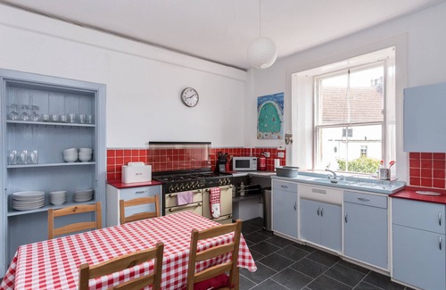 North Berwick Apartment | Lovely beachside apartment, with uninterrupted views across to the Fife coastline. Sleeps 8.