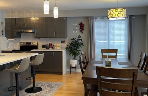 London House | Lovely & cozy 3Bdr | 7 person| 2baths | 1 free driveway parkings | street pkgs