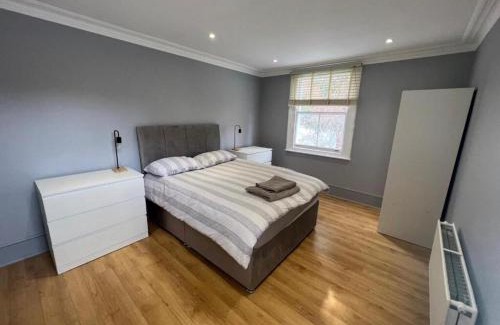 Ealing Common Apartment | Lovely Ealing 3 Bed Flat