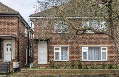 Ealing Common Apartment | Lovely Ealing 3 Bed Flat