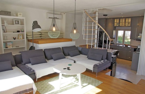 Sumartin House | Lovely Holiday House with Private Pool