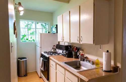 Hollywood Apartment | Lovely Hollywood Retreat with Porch & Garden