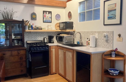 Brunswick Apartment | Lovely intown cottage close to college, shops, coast, in leafy, tranquil setting