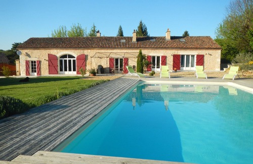 Villamblard House | Lovely long farmhouse sleeps 14 with large pool in the heart of the Périgord