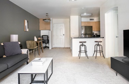Mar Vista Apartment | Lovely Mar Vista 1BR w/ Pool, Gym & Courtyard, nr Shops, by Blueground