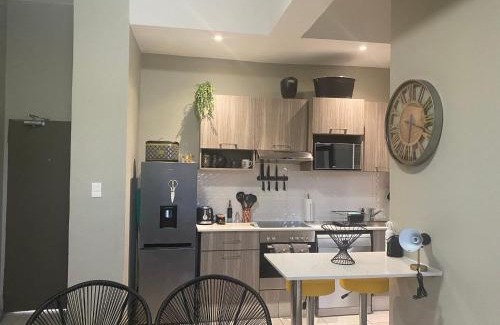 Greater Johannesburg Metropolitan Area Apartment | Lovely Rosebank 1-bedroom condo with pool & cinema
