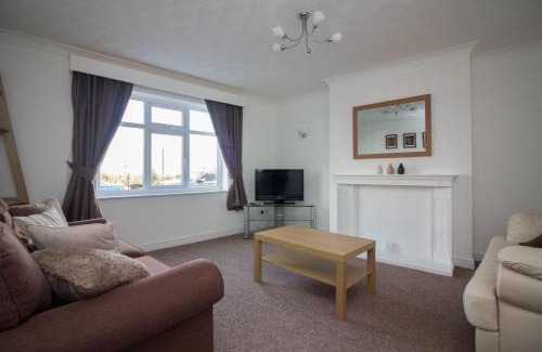 Cleethorpes Apartment | Lovely Sea Front House in Cleethorpes on Beachfront sleeps up-to 6