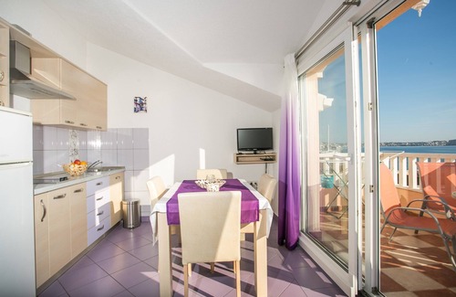 Seget Donji Apartment | Lovely ❤ sea view apt for 2+2, on the beach, Seget