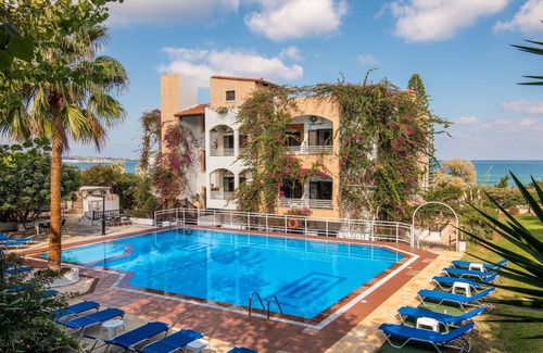 Hersonissos Centre Apartment | Lovely Studio with shared pool & Beautiful Garden