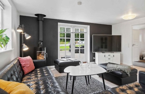 Juelsminde House | Lovely Well-Appointed Summer House With Hot Tub
