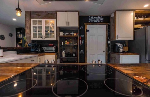 Pointe-au-Chene Ski Chalet | LoveNestChalet | Hot tub & Fireplace | Lake & Mountain