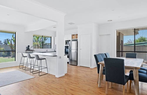 Mulwala House | Loves Lakehouse Pet friendly 5 bedroom house.