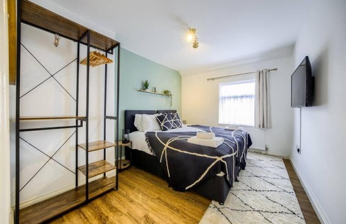 Acresford House | LOW RATE 4 Bedroom House in Coventry, Sleeps 10, with Fireplace, Free Unlimited Wi-Fi and 2 Car Parking 53QMC