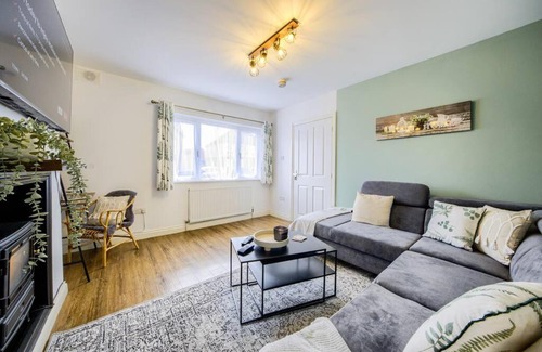 Acresford House | LOW RATE 4 Bedroom House in Coventry, Sleeps 10, with Fireplace, Free Unlimited Wi-Fi and 2 Car Parking 53QMC
