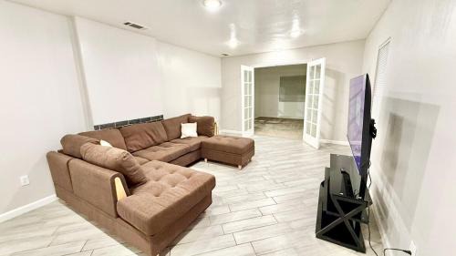 Baker Street House | LRG 1600sqft 4room 2 bath in a quiet neighborhood