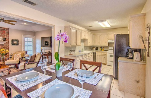 Lubbock Cottage | Lubbock Home w/Deck & Yard - 8 Miles to Ttu!