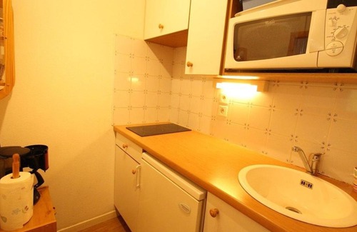 Bagneres-de-Luchon Apartment | Luchon: Appart 2 pièces cabine - Balcon, Parking - FR-1-313-166