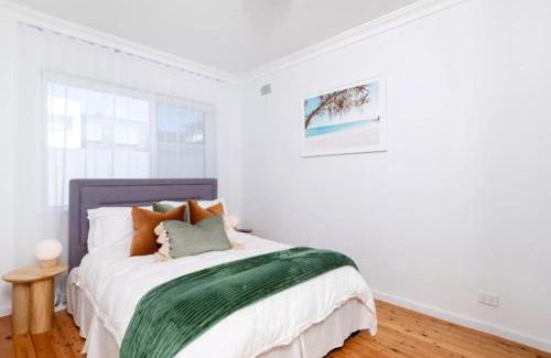 Cronulla Apartment | Lucky's Coastal Retreat, 2 bedroom apartment and parking