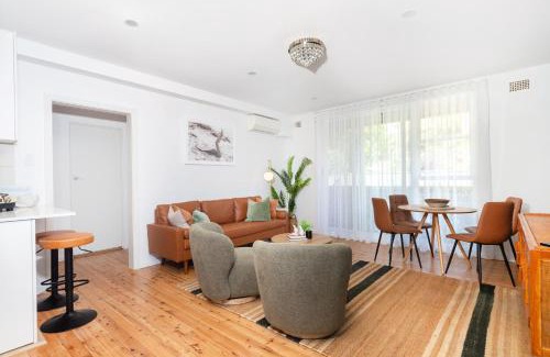 Cronulla Apartment | Lucky's Coastal Retreat, 2 bedroom apartment and parking