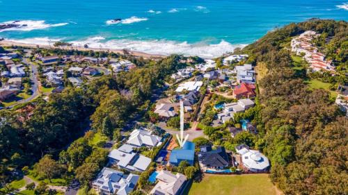 Korora House | Lumière - Large Modern Family Home, Pool, Beach