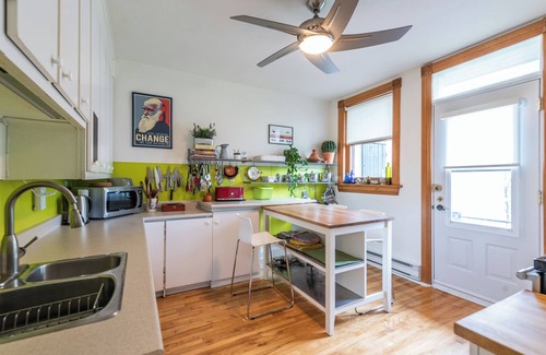 La Petite-Patrie Apartment | Luminous Skylight 2BR Apartment near Jean-Talon Market. Your pet is welcome!