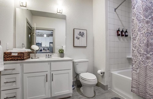Downtown San Antonio Apartment | Lush Downtown Condo on RiverWalk w King Ste, Free Parking, Pet Friendly, Centrally Located on Riverwalk