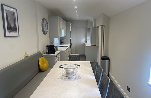 Ayr Apartment | LUXAYR entire home 5 bedrooms nr beach, golf and town