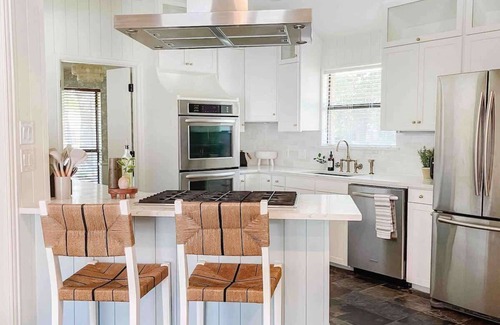 Grapevine House | Luxe 4BR w/Heated Pool + Hot Tub | Walk to Lake