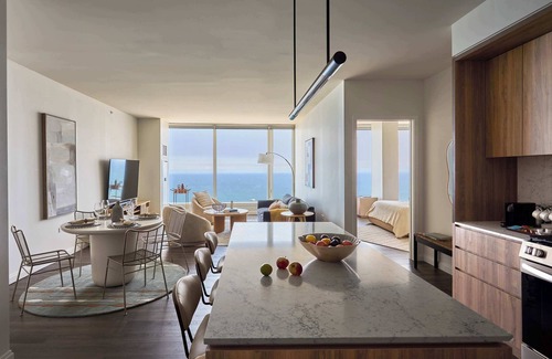 The Loop Apartment | Luxe 67th Flr 2BR: Endless Lake Views, Top Skydeck