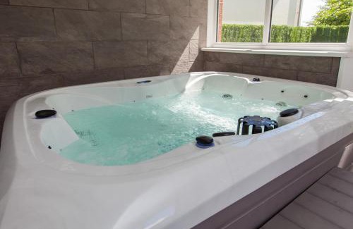 Prestonfield Apartment | Luxe Arthurs Seat View Townhouse with Hot Tub